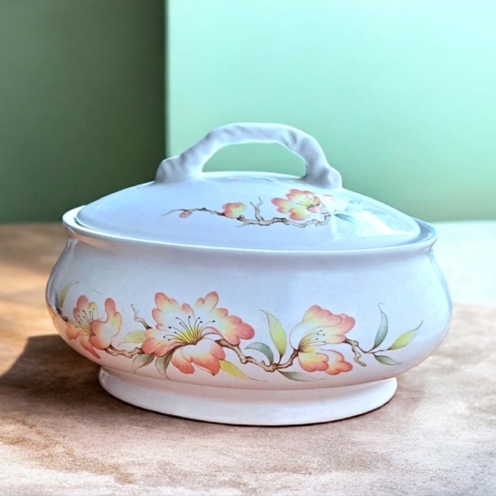 Soap dish with lid.